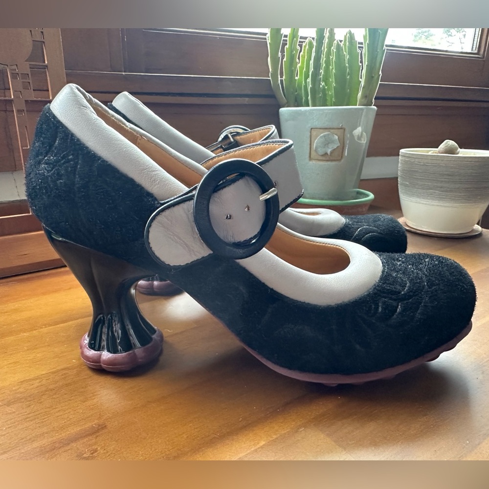 Fluevog NEARLY NEW Cosmos Ceres black suede and beige padded Mary Jane heel- 9.5 - Picture 3 of 16